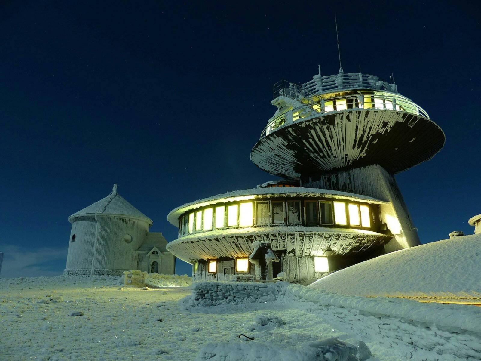 Obserwatorium na Śnieżce nocą w zimowych warunkach